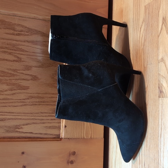 Express Women's faux-suede ankle boots - Picture 2 of 5